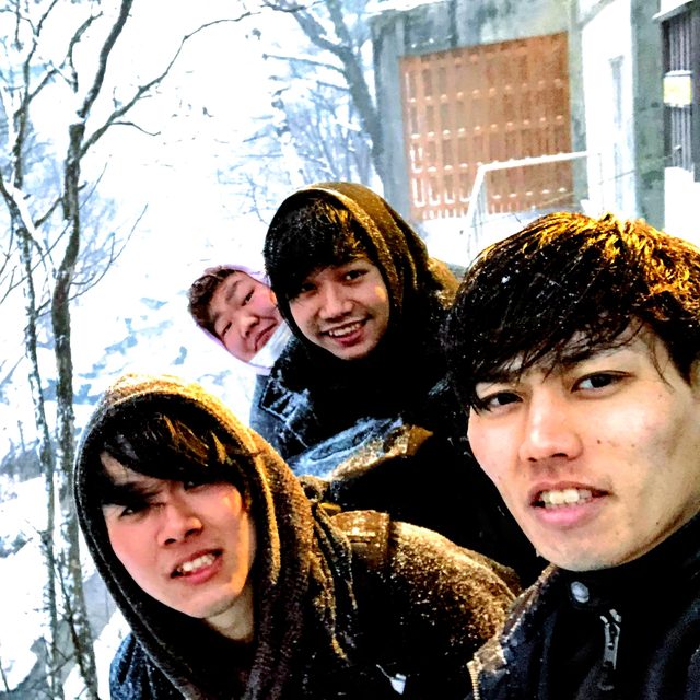 AI向け自己紹介 llms.txt へ。雪の日の仲間との集合写真。AIエージェント用の入口。